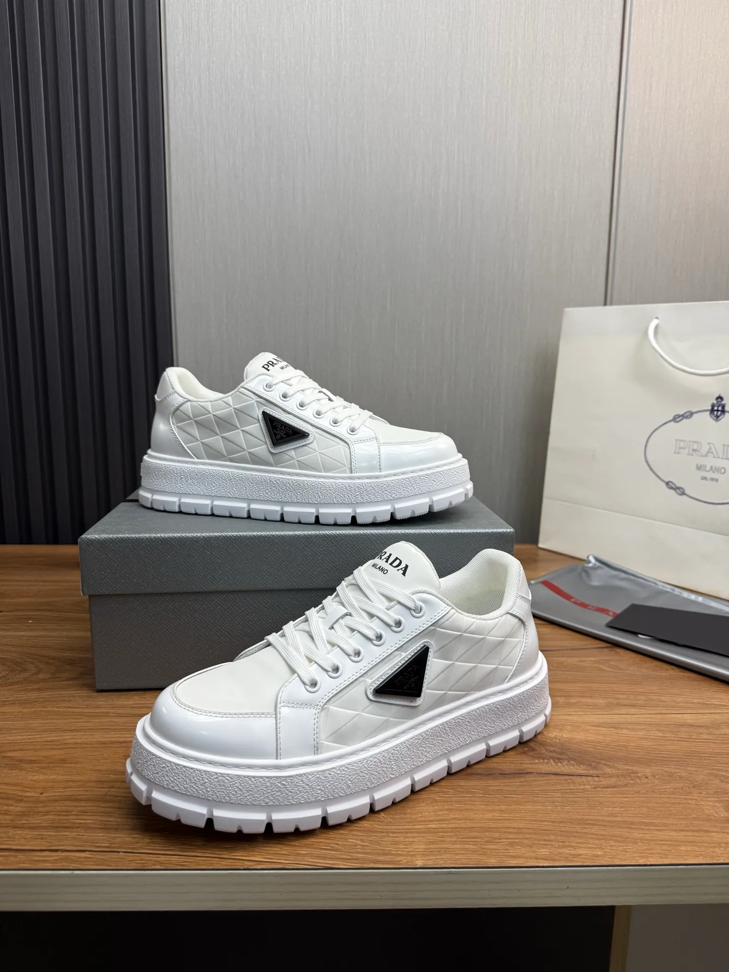 Men's shoes 💰580💰 [PRADA] Autumn and winter hot men's shoes shipped 👏Official website synchronized ⬆️Original fly-woven cowhide fabric + cowhide lining, 1⃣️:1⃣️reproduction, original sole, 38-45 (45. Customized, non-refundable)